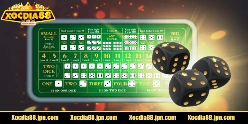 Mỗi phiên dùng ba viên xúc xắc sáu mặt
